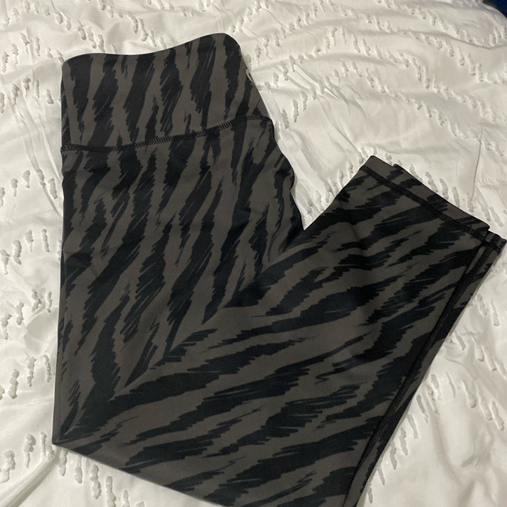 Zyia light n tight crop leggings. Size 6-8